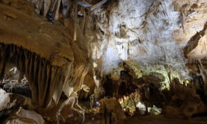 Hauptsaal der Aven Marzal mit moderner LED-Beleuchtung von Cave Lighting