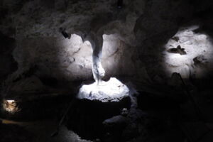Concrétion éclairée par lumière LED blanche – éclairage précis dans les Grottes de Cristal des Caïmans
