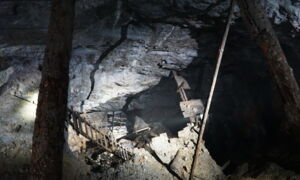 Beleuchteter Bergwerksabschnitt im Gleissinger Fels mit LED-Lichttechnik