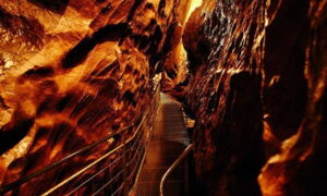Système d’éclairage LED dans la Grotte Sturmann (Allgäu, Allemagne) – conception lumineuse parfaite par Cave Lighting