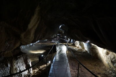 Stalactites éclairés dans l’Aillwee Cave en Irlande