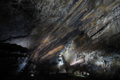 DE: Dramatische Beleuchtung einer geneigten Höhlendecke mit LED-Technik