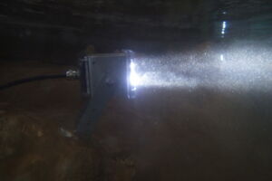 Réflexions lumineuses sur l’eau à l’intérieur de la grotte