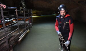 Diver preparing LED underwater lighting in the cave