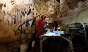 Techniker bei der Installation der LED-Beleuchtung in der Aven Marzal