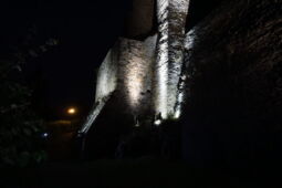 Long stretch of wall with uniform LED façade lighting at Castle Greifenstein