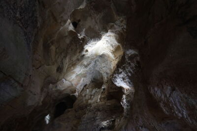DE: Beleuchtung einer Höhlendecke zur Hervorhebung geologischer Strukturen