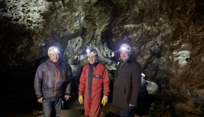 Équipe d’installation Cave Lighting travaillant sur la technologie de commande sous terre