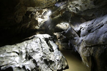 Felsformationen und unterirdischer Flusslauf in der Lurgrotte – natürliches Zusammenspiel von Licht und Wasser