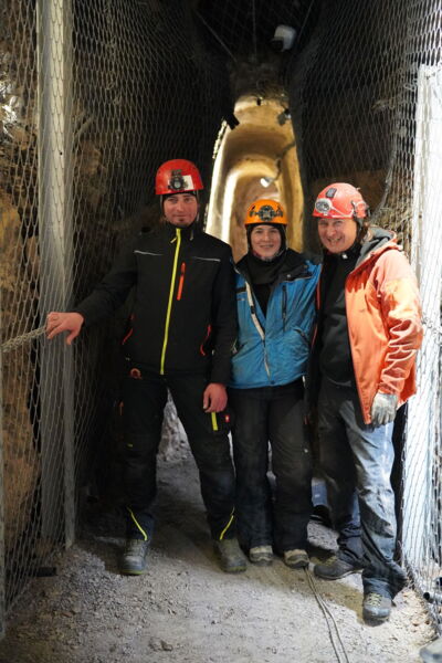 Projektteam von Cave Lighting im fertiggestellten Tunnel – erfolgreiche Modernisierung der Beleuchtung