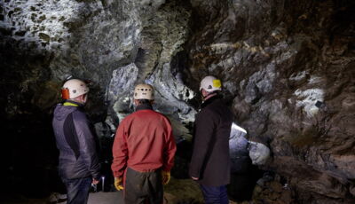 Technicien installant l’armoire de commande Rittal dans la grotte