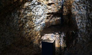 LED-Scheinwerfer an der Felswand montiert im Besucherbergwerk Gleissinger Fels