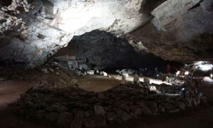 Paroi rocheuse éclairée par technologie LED économe en énergie dans la grotte Heimkehle