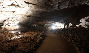 Couloir de la grotte Heimkehle illuminé après la rénovation LED
