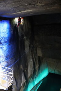 Éclairage LED bleu impressionnant – mise en scène de la zone aquatique de la grotte touristique par Cave Lighting