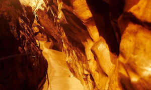 Mise en lumière des parois rocheuses avec technologie LED dans la Grotte Sturmann (Allgäu, Allemagne)