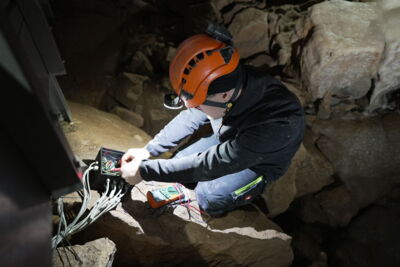 Installation eines LED-Beleuchtungssystems in einer Höhle durch Techniker