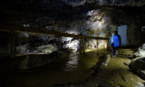 Gang mit LED-Beleuchtung in der Tropfsteinhöhle Cornadore