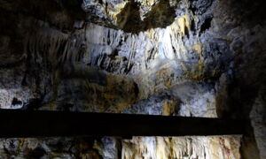 Moderne Lichttechnik in der Grotte de Cornadore installiert