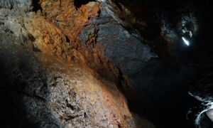 LED-Wandbeleuchtung im engen Stollen des Gleissinger Fels