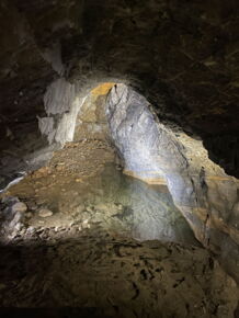 Beleuchtetes Sinterbecken in der Lurgrotte Peggau – präzises Lichtdesign hebt die Strukturen des Kalks hervor