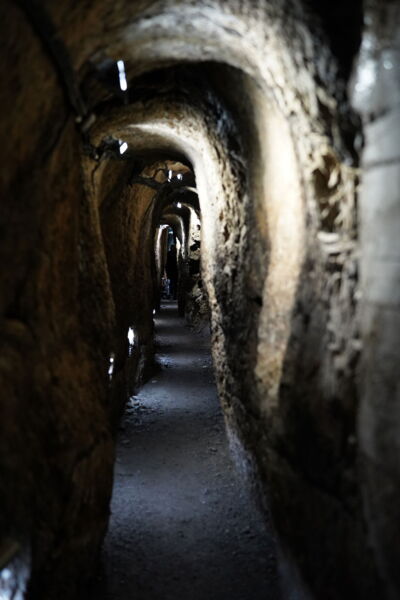 Beleuchteter Tunnelgang mit moderner LED-Beleuchtung von Cave Lighting