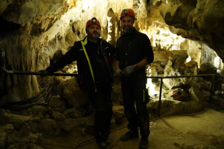 Das Cave Lighting Team Installation der Beleuchtung in den Höhlen