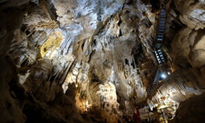 LED-Beleuchtung in der Hauptkammer der Aven Marzal in Frankreich