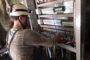 Unité de commande LED installée à l’intérieur de la grotte