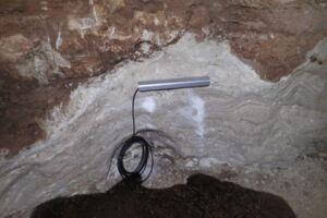 Pose de câbles LED à l’intérieur des Grottes de Cristal des Caïmans