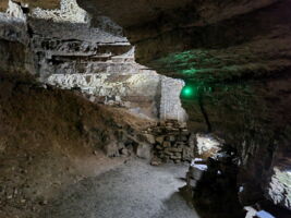 Installation der Lichttechnik an der Felswand – präzise Positionierung für optimale Ausleuchtung