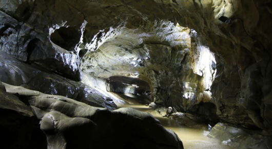 Karstformationen mit gezielten Lichtakzenten – Cave Lighting schafft Tiefe und Dimension im Gestein