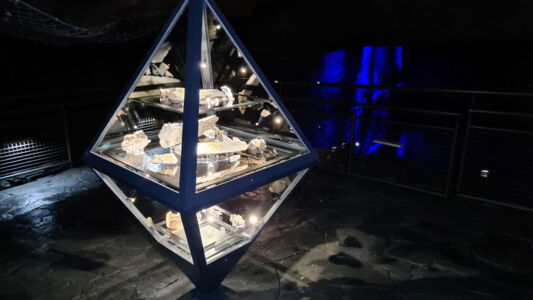 Installation lumineuse artistique en forme de pyramide – partie du projet de grotte touristique Cave Lighting