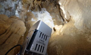 Cave Lighting LED-Scheinwerfer in der Höhle Aven Marzal montiert