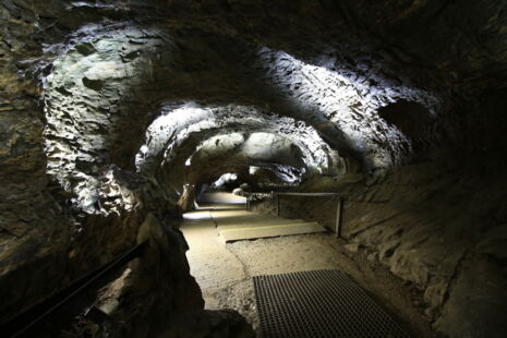 Beleuchteter Tunnelabschnitt der Lurgrotte – perfekte Kombination aus Sicherheit und Ästhetik