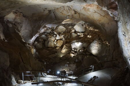 Cave Lighting installe un éclairage LED dans les zones rocheuses – rendu des couleurs naturel et efficacité énergétique