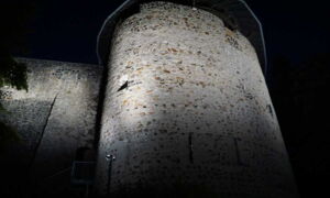 Illuminated tower of Greifenstein Castle at night – LED spotlights by Cave Lighting