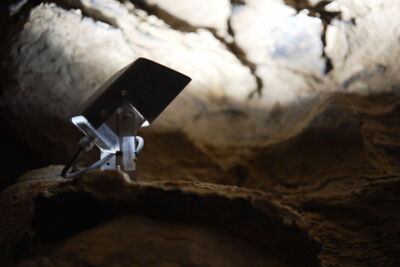 EN: LED spotlight used to highlight cave formations