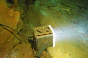 Lac souterrain illuminé avec éclairage LED dans les Grottes de Cristal des Caïmans