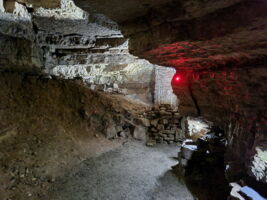 Techniker installiert Sensorik und LED-Komponenten im Gangsystem der Erdmannshöhle