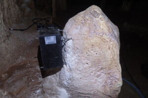 Alimentation et unité de commande installées dans la roche – système LED des Grottes de Cristal des Caïmans