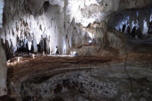 Éclairage LED sur les stalactites dans les Grottes de Cristal des Caïmans