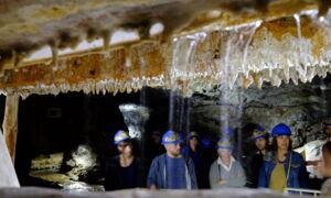 Besuchergruppe in der beleuchteten Grotte de Cornadore