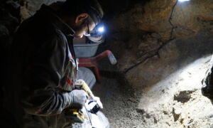 Techniker bei der Installation der Stromversorgung im Gleissinger Fels