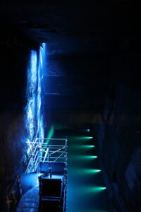 Escalier éclairé avec conception lumineuse éco-énergétique – mise en scène moderne par Cave Lighting