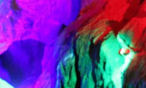 Éclairage LED coloré dans la Grotte Sturmann (Allgäu, Allemagne) – lumière d’accentuation par Cave Lighting