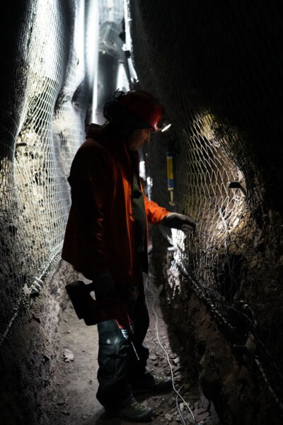 Arbeiter montieren moderne LED-Tunneltechnik im Rahmen des Cave Lighting Projekts