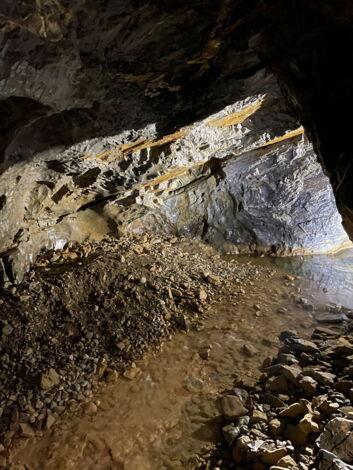 Unterirdischer Flusslauf mit reflektierender LED-Beleuchtung – magische Atmosphäre in der Lurgrotte Peggau