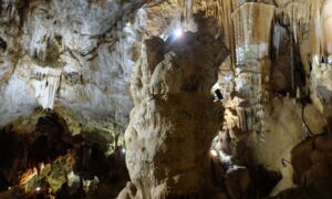 Aussichtsplattform in der Aven Marzal mit Blick auf die beleuchteten Tropfsteine