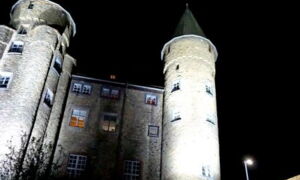 Château de Greifenstein de nuit avec éclairage architectural LED innovant par Cave Lighting
